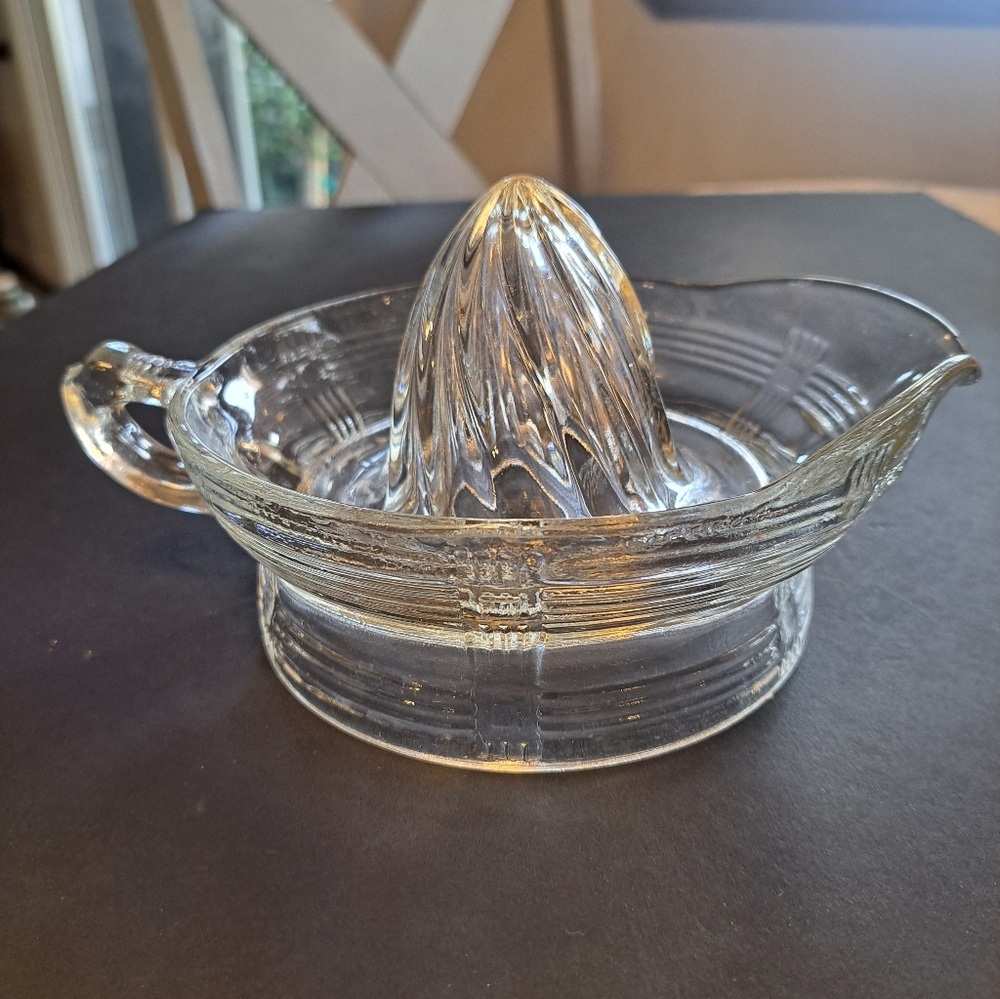 Vtg Hazel Atlas Criss-Cross Pattern Clear Glass Citrus Reamer Juicer. Retro